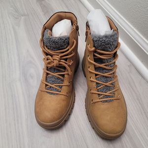 Ichigo Women Boots NWOT 6M